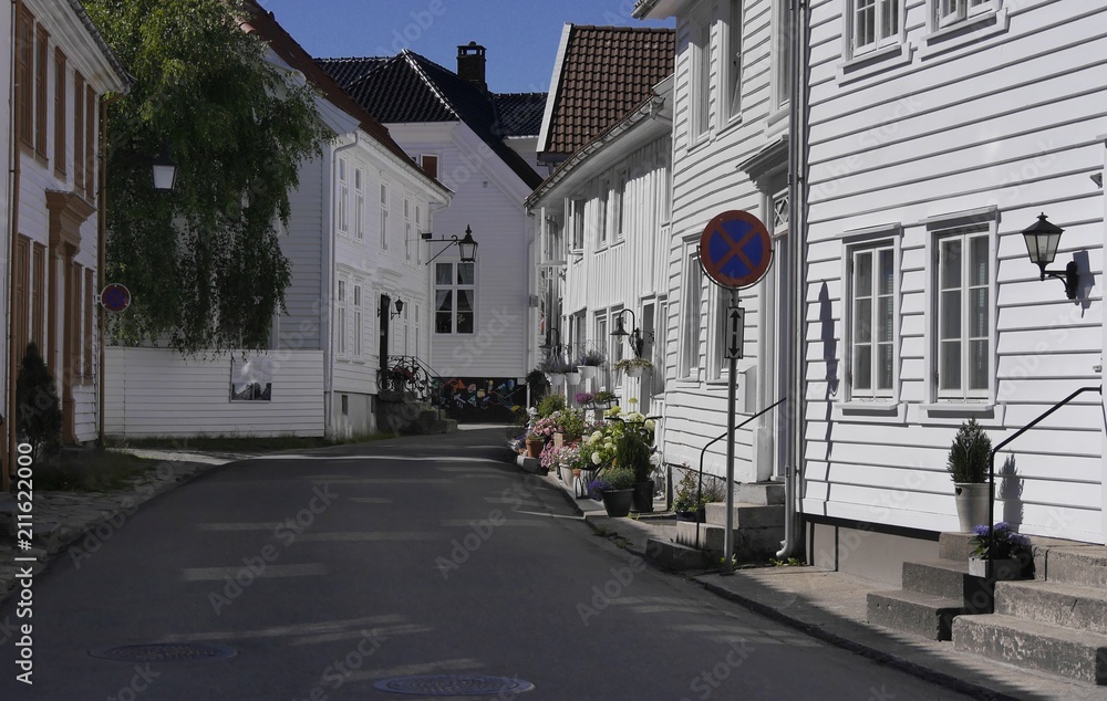 Morgens in der historischen Altstadt von Flekkefjord, Südnorwegen Morgens in der historischen Altstadt von Flekkefjord, Südnorwegen
