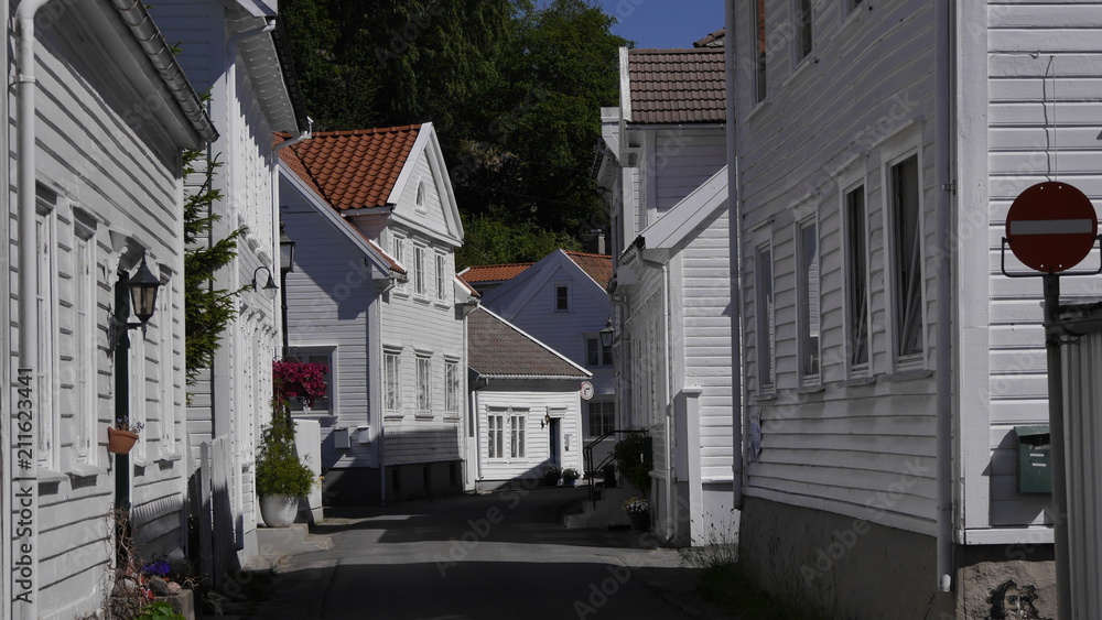 Morgens in der historischen Altstadt von Flekkefjord, Südnorwegen Morgens in der historischen Altstadt von Flekkefjord, Südnorwegen