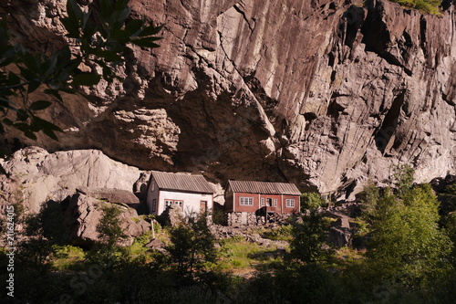 Historische Häuser under dem Helleren Felsen am Jössingfjord © Roadfun