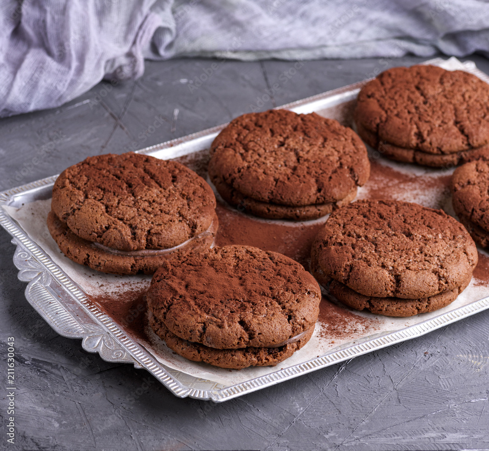 Fototapeta premium baked round chocolate chip cookies on a silver plate