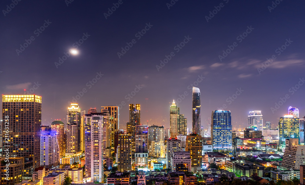 Fototapeta premium miejski nocny pejzaż z księżycem w pełni i pięknym niebem