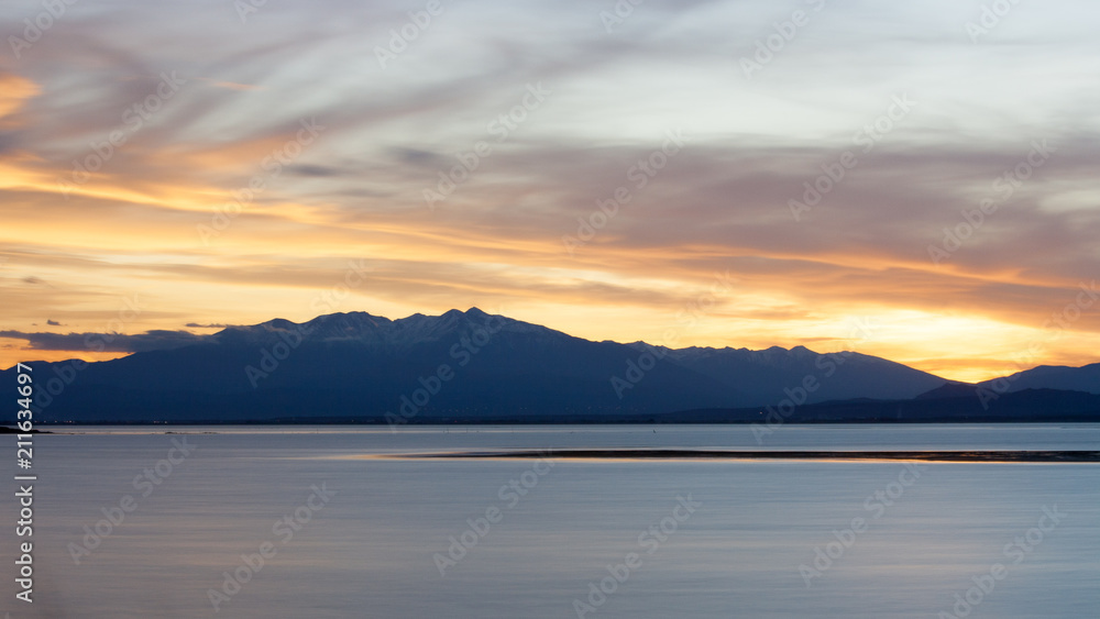 Fototapeta premium Coucher de soleil sur l'étang de Leucate