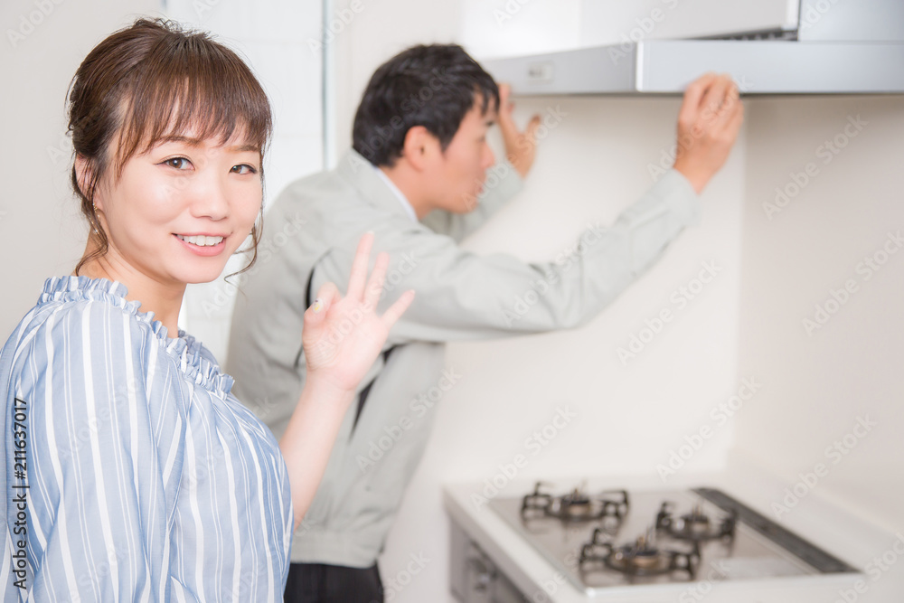 メンテナンススタッフと女性