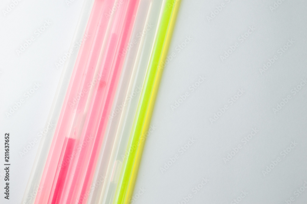 pulseiras coloridas de festa neon que brilham no escuro isoladas em fundo branco pulseiras coloridas de festa neon que brilham no escuro isoladas em fundo branco