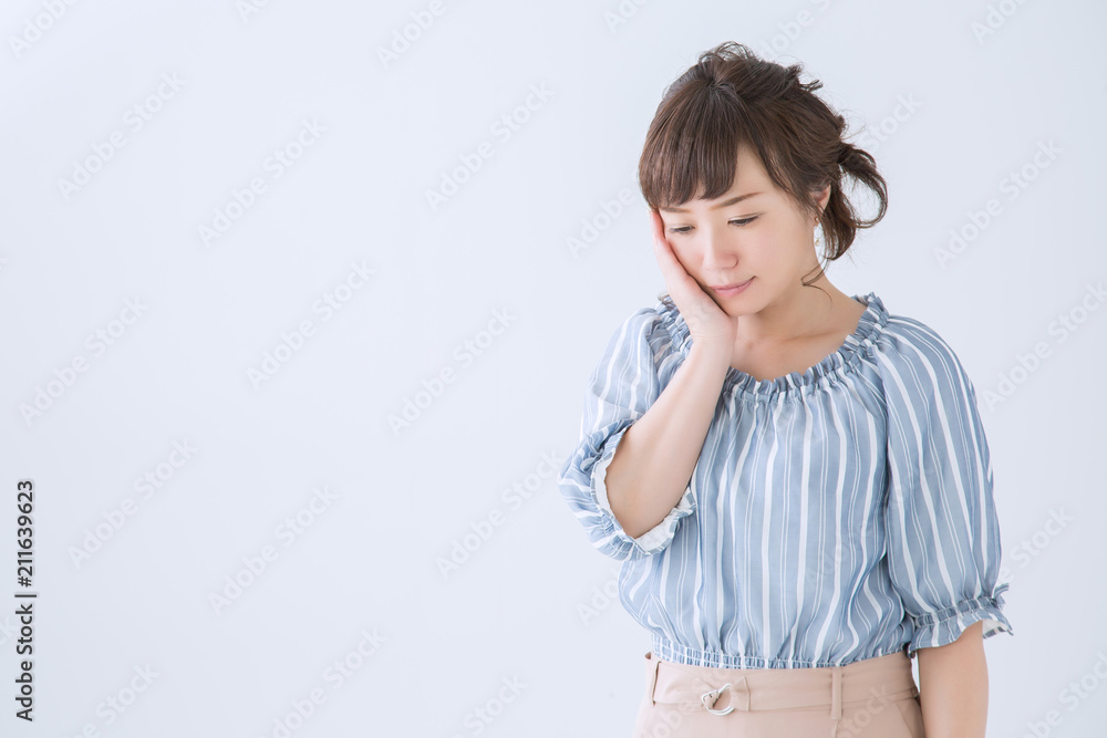 考え込む女性 考え込む女性