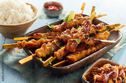 Photos Spicy grilled satay skewers with fluffy white rice