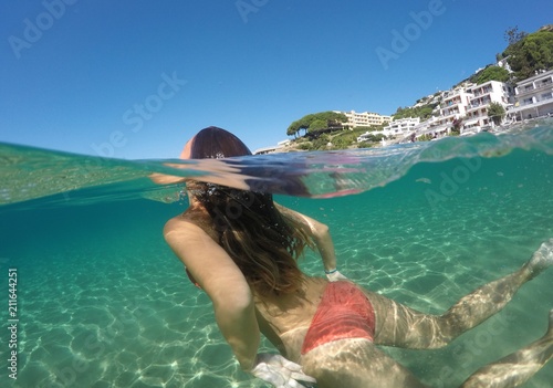 Foto de una chica mitad bajo el agua y mitad fuera (Half photo) foto de  Stock | Adobe Stock