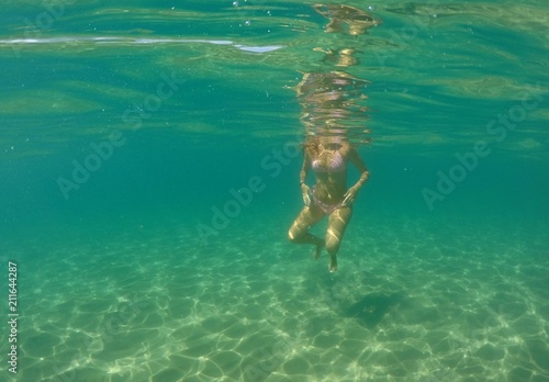 Chica en mar de aguas cristalinas