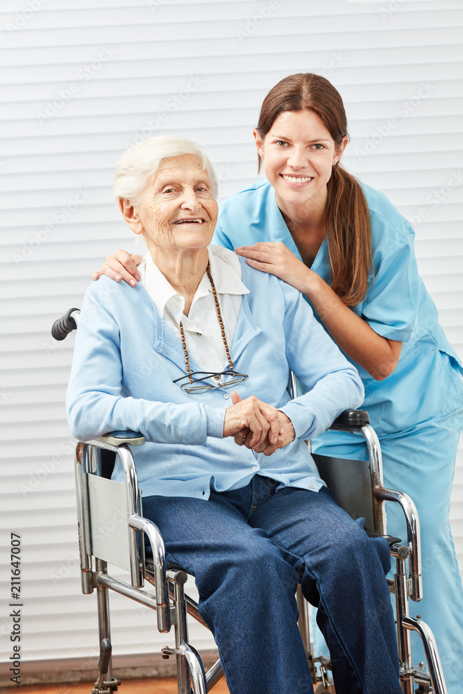 Seniorin im Rollstuhl mit einer Krankenschwester Seniorin im Rollstuhl mit einer Krankenschwester