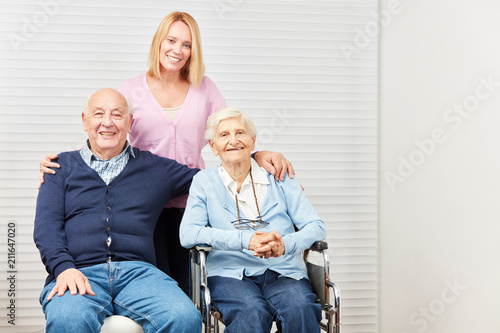 Senioren Paar und fürsorgliche Tochter zu Hause