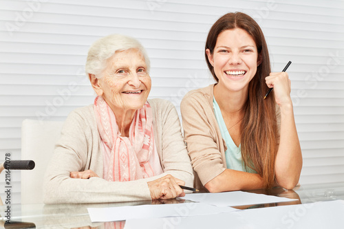 Enkelin gibt Großmutter Beratung bei Finanzen photo