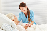 Altenpflegerin betreut kranke Seniorin