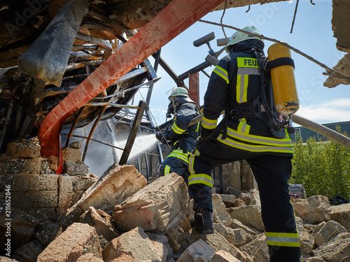 Feuerwehr - Feuerwehrmänner löschen Brand  photo