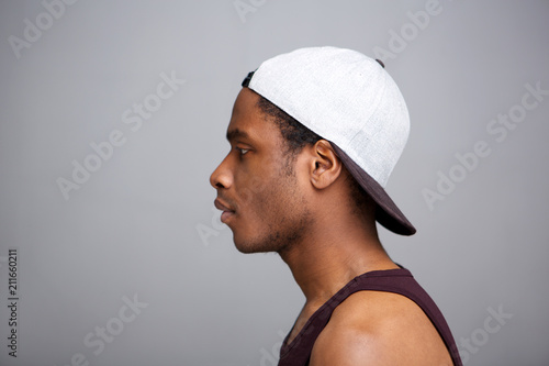 Foto Close up profile african american man with cap on backwards