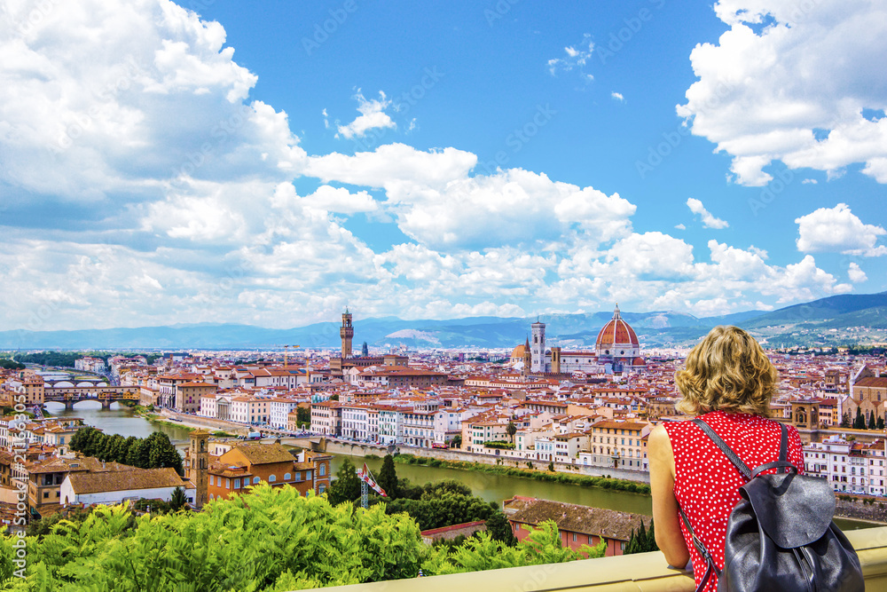 Φωτογραφία Woman tourist in red admires Florence Firenze (Duomo, Arno River, towers, cathed