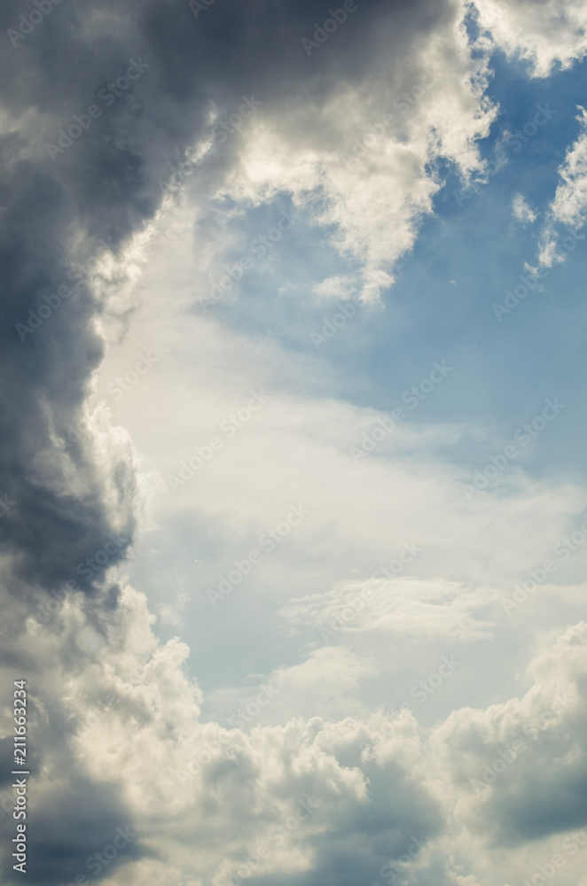 Obraz premium Beautiful clouds with sunlight against the blue sky