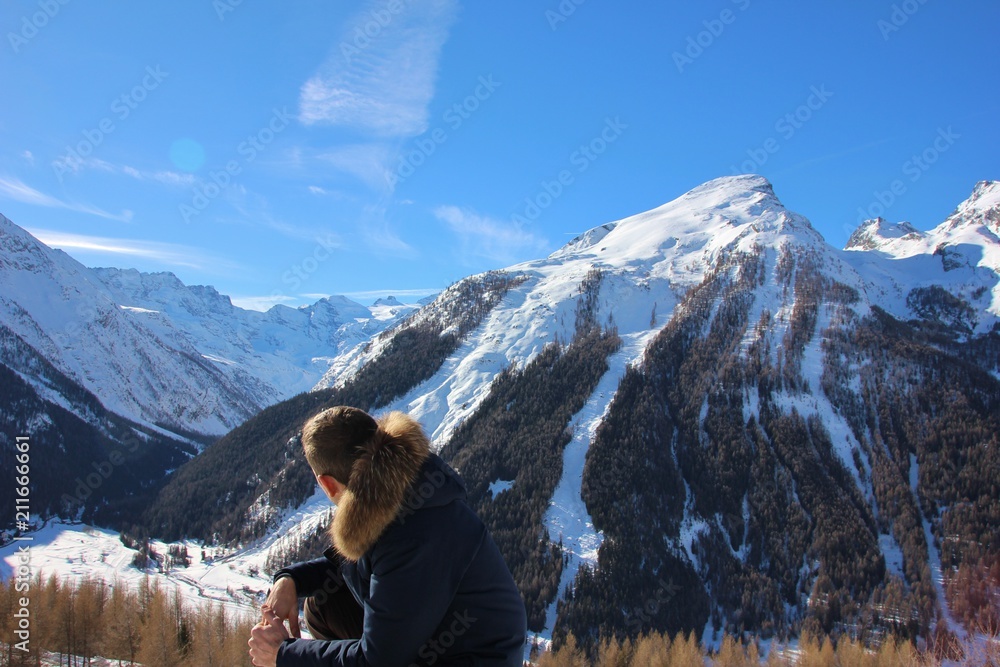 Ragazzo guarda il Gran Paradiso da Gimillan, Val D'Aosta, Alpi italiane