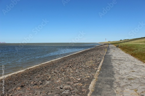 Nationalpark Wattenmeer in Friesland  Niedersachsen. Sommerliche Landschaft mit Deich an der Nordsee