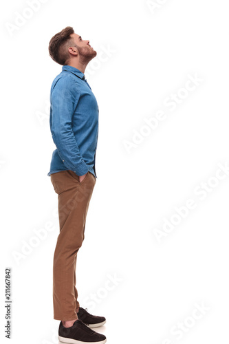 Fotografija side view of relaxed casual man looking up