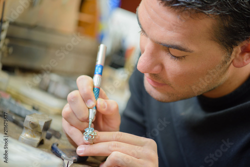 Tableau sur toile Man making jewellery