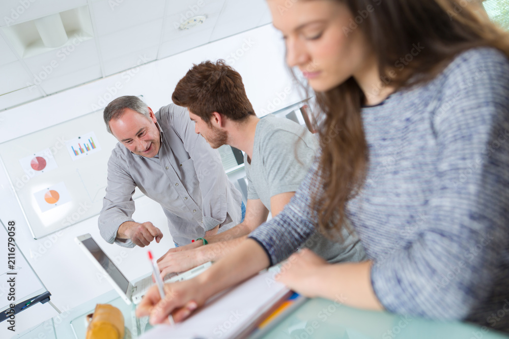 Obraz premium teacher explaining students in the classroom