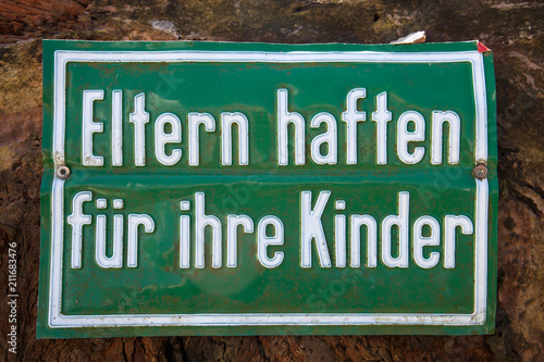 Baustellenschild Eltern haften für ihre Kinder