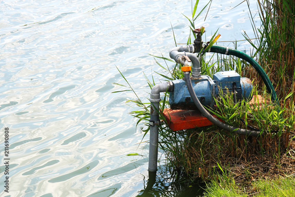 Obraz premium Water pump working in the lake