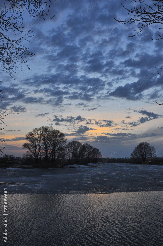 Obraz premium Beautiful scenery sunset on the lake in early spring.
