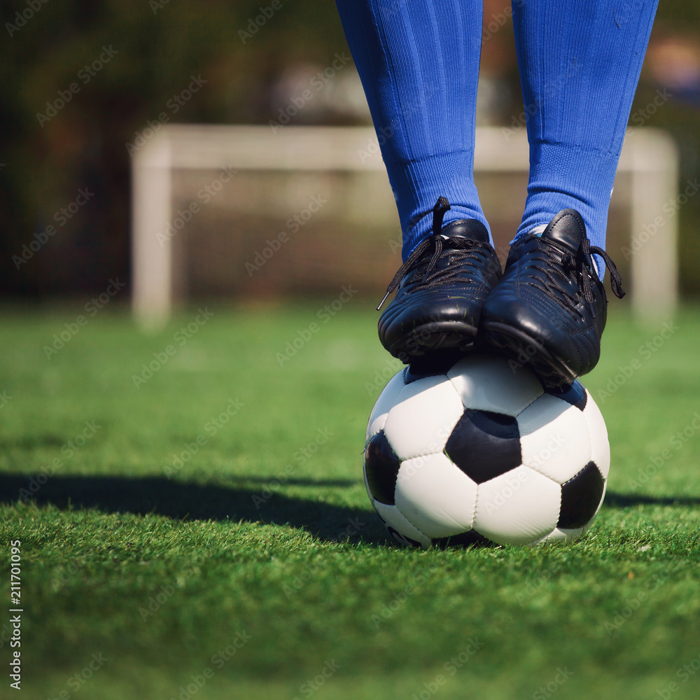 Fototapeta premium Ball auf dem Fussballplatz