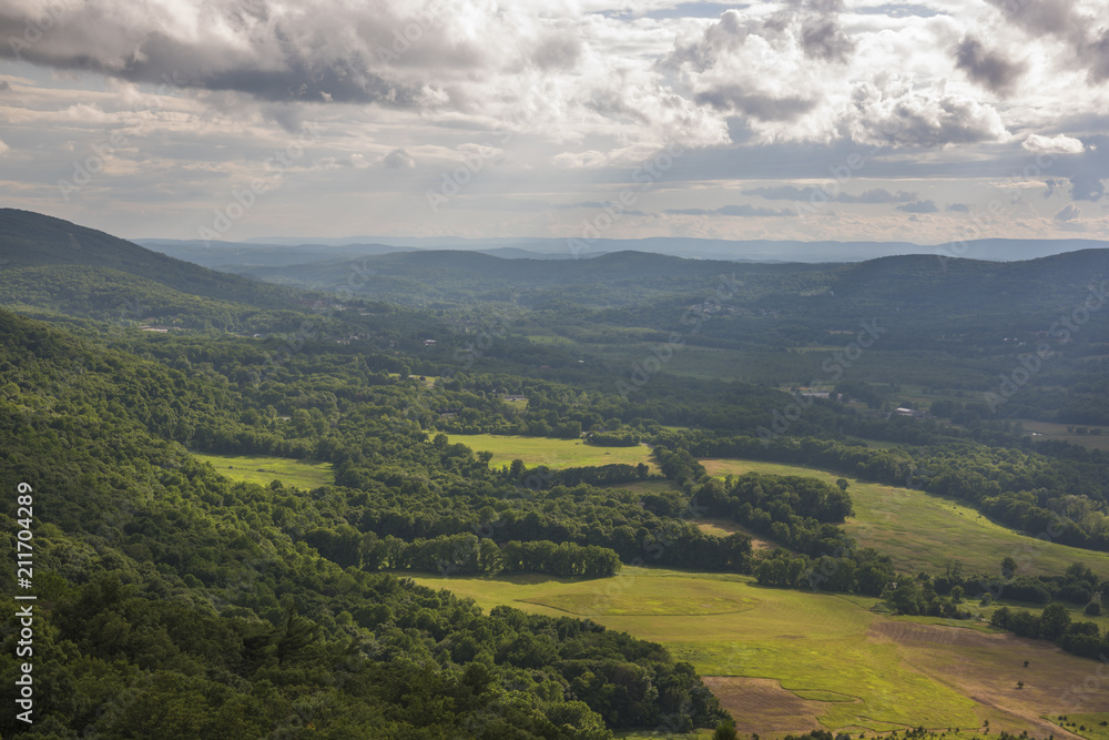 Fototapeta premium Piękny widok z Pinwheel Vista, New Jersey, z krajobrazem New Jersey na pierwszym planie i nastrojowym niebem w tle