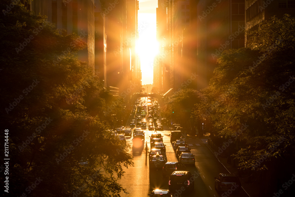 Obraz premium Zachód słońca między budynkami na 42nd Street na Manhattanie w Nowym Jorku