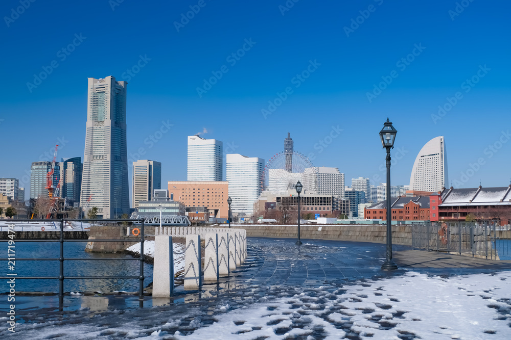 Fototapeta premium 積雪 横浜 みなとみらい 象の鼻防波堤