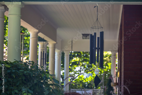 Canvas-taulu Wind chimes on a house with white pillars