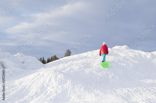 雪景色とソリで遊ぶ子供 © tsuppyinny