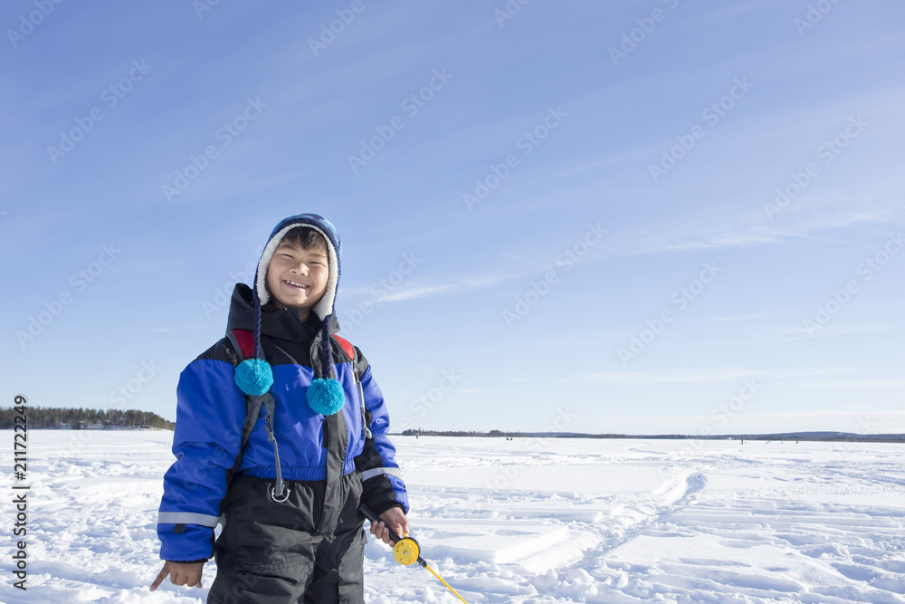 氷上釣りをする子供