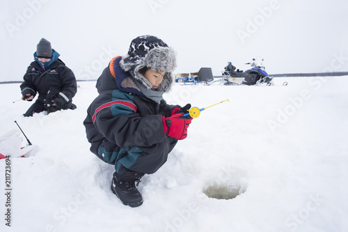 氷上釣り　子供　雪景色