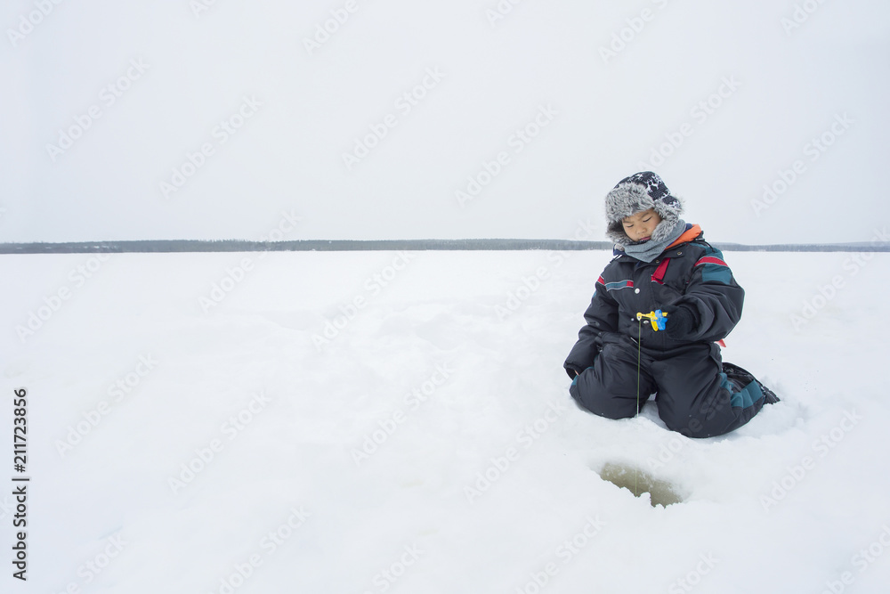 氷上釣り　子供　雪景色