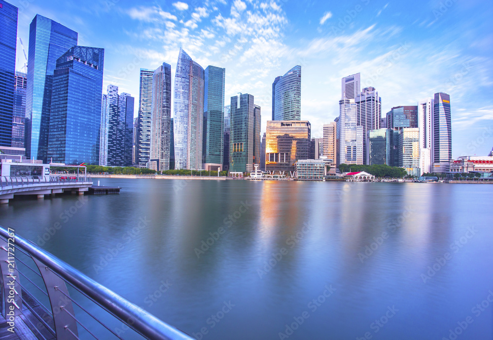 Naklejka premium Singapore skyscraper with modern building around Marina bay