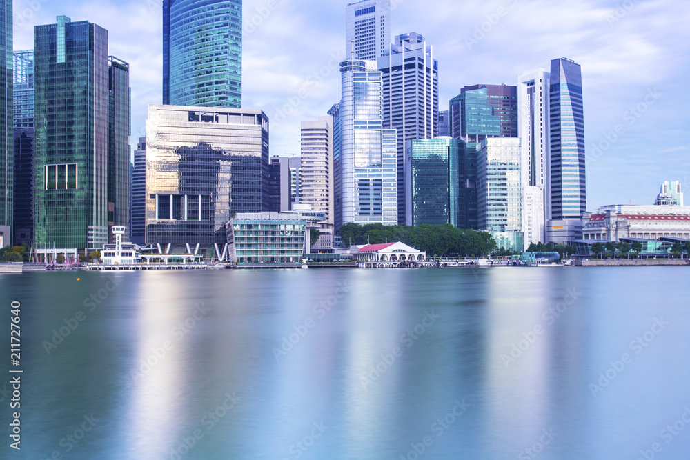 Naklejka premium Singapurski wieżowiec z nowoczesnym budynkiem wokół zatoki Marina