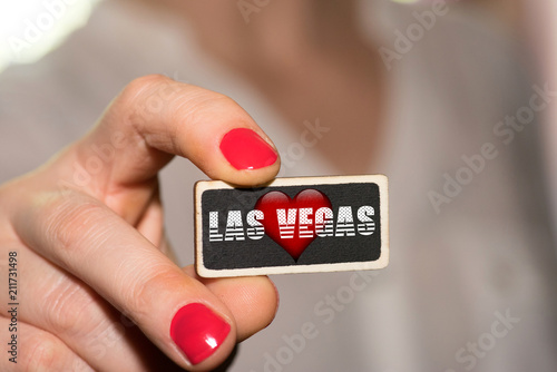 Eine Frau und ein Schild Ich liebe Las Vegas