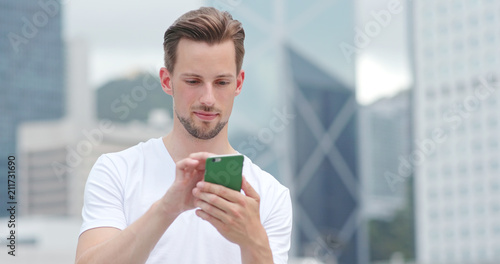 Canvas Print Caucasian young man use of mobile phone for text message