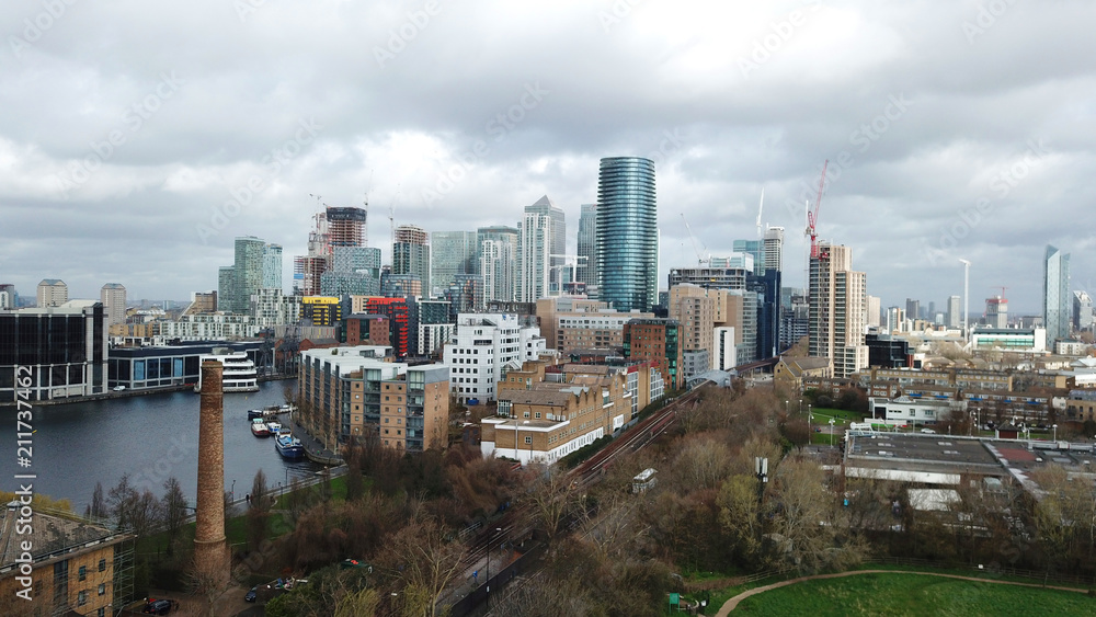 Fototapeta premium Zdjęcie lotnicze z lotu ptaka wykonane przez drona słynnego kompleksu wieżowców Docklands i Canary Wharf, Isle of Dogs, Londyn, Wielka Brytania