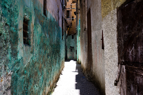 narrow street and paint © Léopold