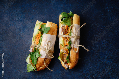 Fotografia Classical banh-mi sandwich with sliced grilled pork tenderloin, shredded carrots
