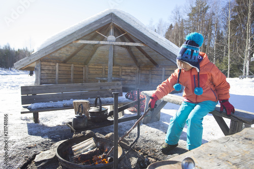 BBQする子供 雪景色