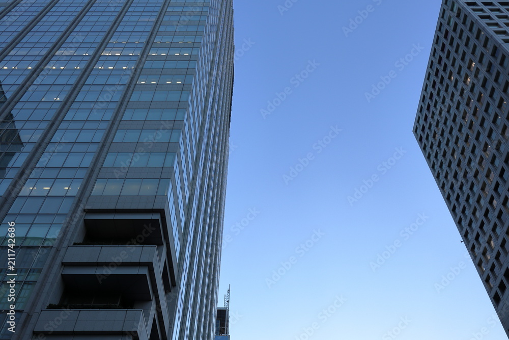 Naklejka premium tokyo buildings and blue sky