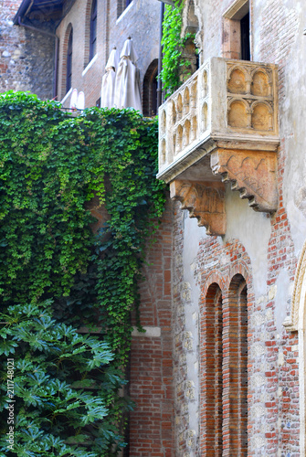  Juliet's House. Romeo and Juliet famous balcony. Verona, Italy.