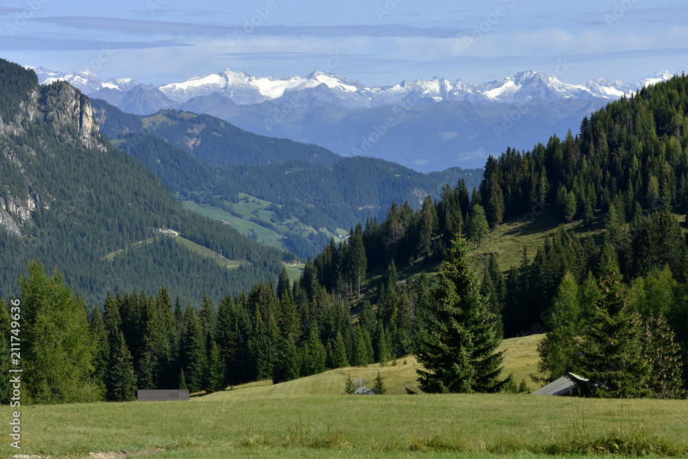 Blick über das Gadertal zu den Zillertaler Alpen;