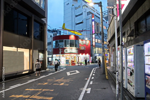 Вид улиц и площадей в дневное и ночное время, город Чиба, Япония
