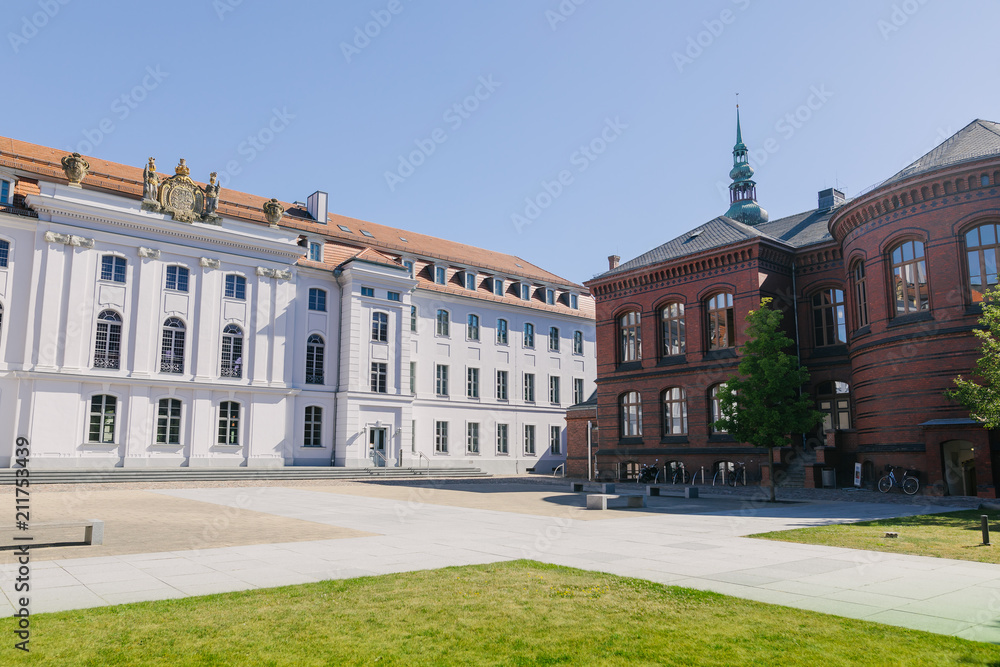 Hauptgebaeude und Innenhof der Uni Greifswald